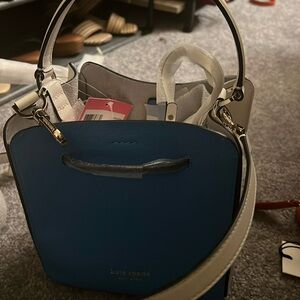 Small blue and white Kate Spade Bucket cat with pouch!